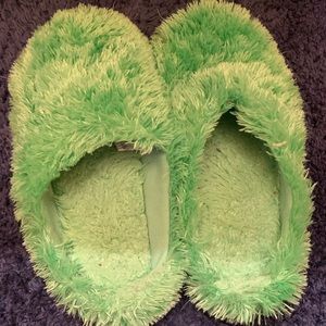 2X Pairs of Slippers